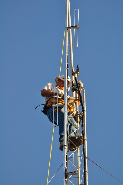 Bob-K4NBC Raising New Antenna 08.jpg